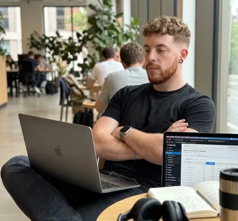 Daniel Huertas trabajando con Semrush en un portátil